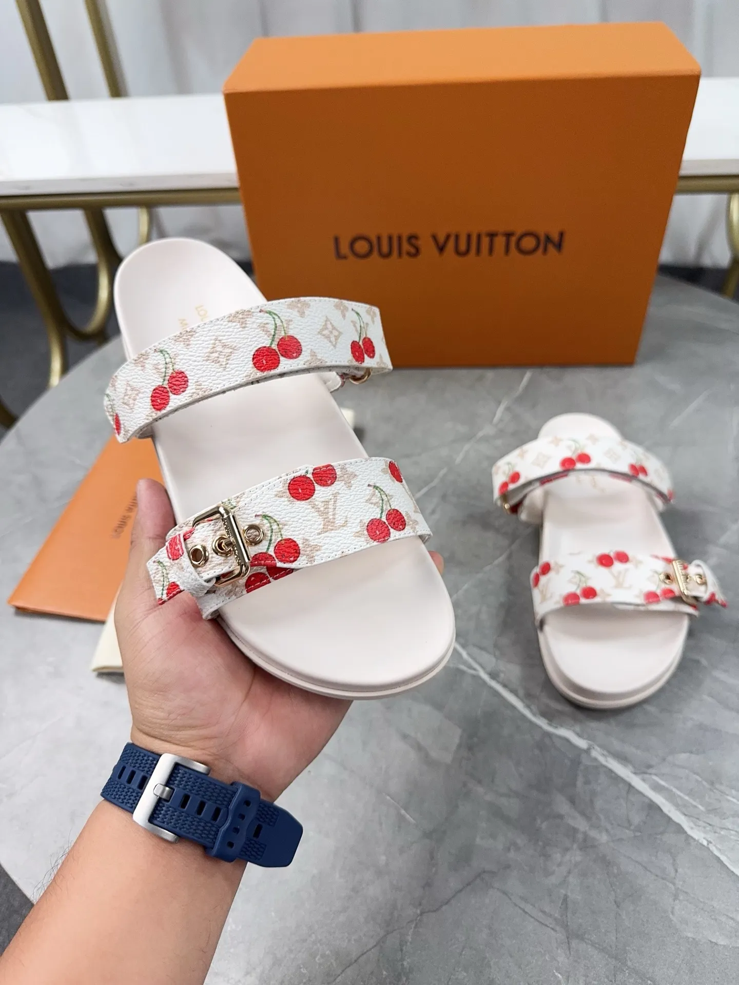 👟👟Ex-factory price 400👟👟 LV2025 spring and summer new slippers🌟The belt buckle is adjustable and elastic design, full of beach style, original molded LV metal logo decoration, fashionable and beautiful, super versatile🤳🏻Cow leather upper/custom imported jacquard fabric/original old flower leather material, water-dyed sheepskin lining (water platform + rubber sole) three-layer combination outsole 🔶Size: Female 35-43 Male: 38-46